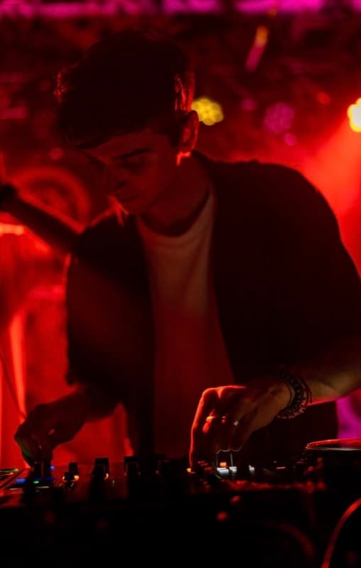 Juno Love performance