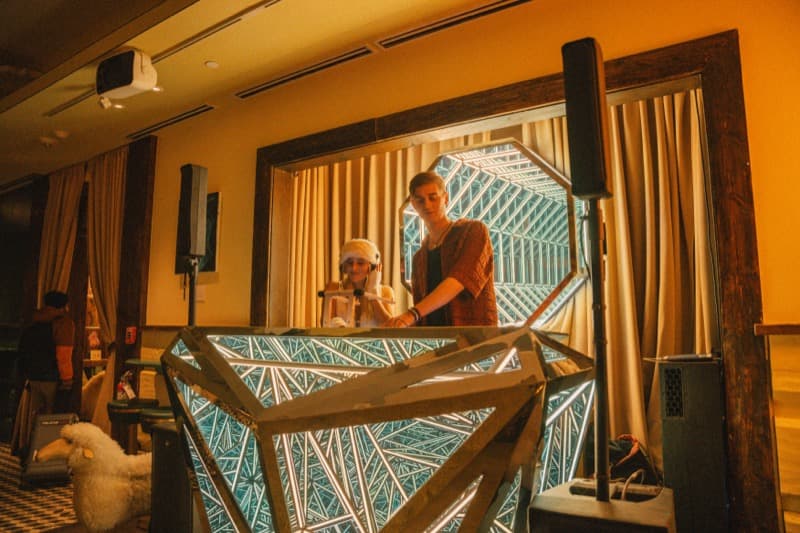 Juno Love performance